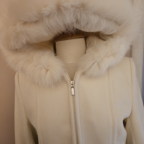 VTG 100% Wool Cream Coat Petites Size 6 -  With Fox Fur Trim Hood - Picture 4 of 5